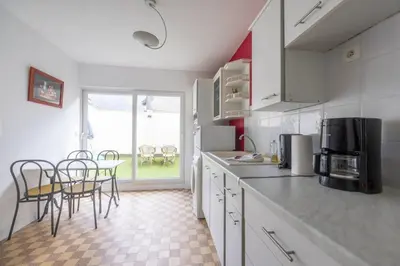 Cuisine ou kitchenette dans l'établissement Bassin appartement avec patio