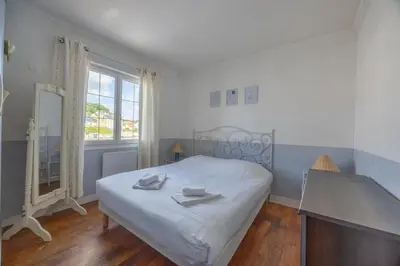 Un ou plusieurs lits dans un hébergement de l'établissement Bassin appartement avec patio