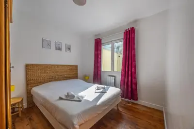 Un ou plusieurs lits dans un hébergement de l'établissement Bassin appartement avec patio