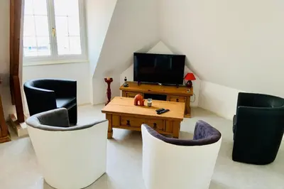 Télévision ou salle de divertissement dans l'établissement L'écluse appartement vue sur mer