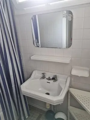 Salle de bains dans l'établissement Logement à 100m de la mer