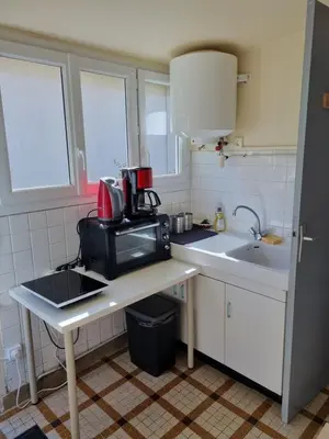 Cuisine ou kitchenette dans l'établissement Logement à 100m de la mer
