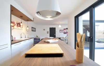 Un ou plusieurs lits dans un hébergement de l'établissement Maison Moderne Proche Plage