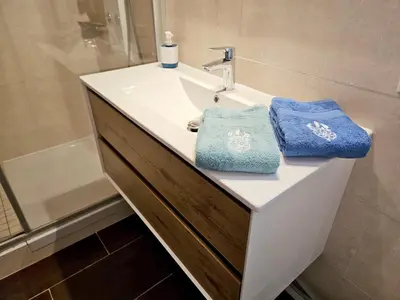 Salle de bains dans l'établissement La Parenthèse Normande, Location maison avec jardin