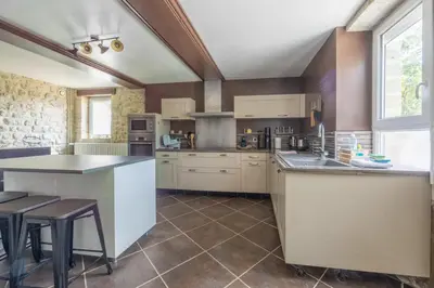 Cuisine ou kitchenette dans l'établissement Family House, garden, peaceful stay - Omaha Beach