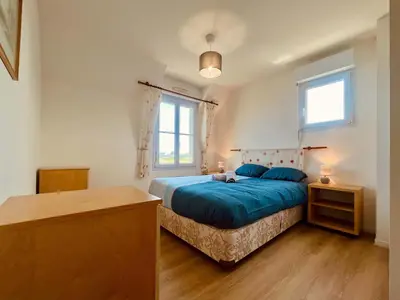 Un ou plusieurs lits dans un hébergement de l'établissement Les pieds dans l eau Home - Waterfront Stay