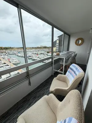 Coin salon dans l'établissement LOOVAEL appartement vue sur port de plaisance ET mer