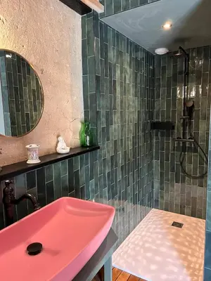 Salle de bains dans l'établissement La Grange - Les Maisons des Pommiers