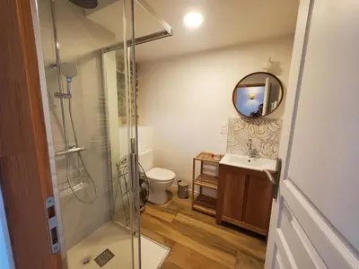 Salle de bains dans l'établissement Le Jardin des Papillons, gîte et chambre d'hôtes à Saint Fraimbault