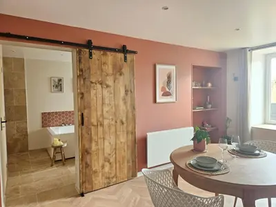 Coin salon dans l'établissement Gîtes Nos jours heureux - L'idylle, gîte de caractère