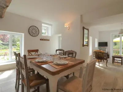 Télévision ou salle de divertissement dans l'établissement Charmante longère avec jardin et terrasse, proche de Saint-Fraimbault, WiFi inclus - FR-1-497-246