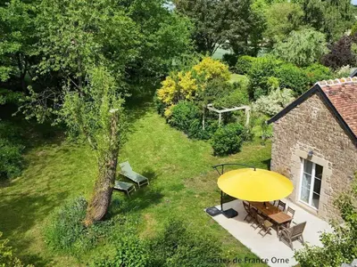 Jardin de l'établissement Charmante longère avec jardin et terrasse, proche de Saint-Fraimbault, WiFi inclus - FR-1-497-246
