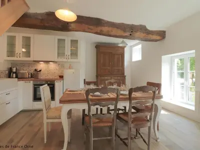 Cuisine ou kitchenette dans l'établissement Charmante longère avec jardin et terrasse, proche de Saint-Fraimbault, WiFi inclus - FR-1-497-246