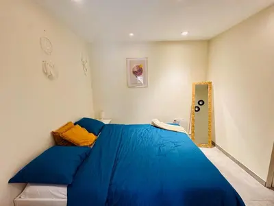 Un ou plusieurs lits dans un hébergement de l'établissement Loft Bis cosy proche des plages et villes