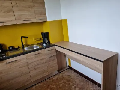 Cuisine ou kitchenette dans l'établissement Maison au calme proche Mt St Michel