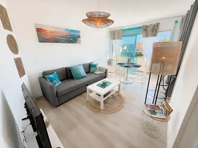 Coin salon dans l'établissement La croisette - à 50 mètres de la plage de Juno Beach avec Balcon et Stationnement gratuit
