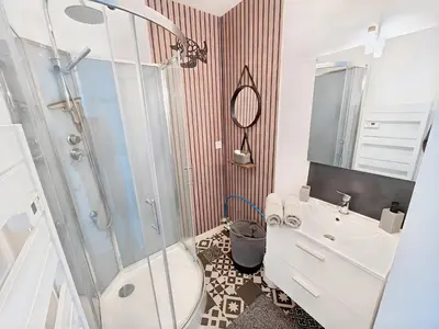 Salle de bains dans l'établissement La croisette - à 50 mètres de la plage de Juno Beach avec Balcon et Stationnement gratuit