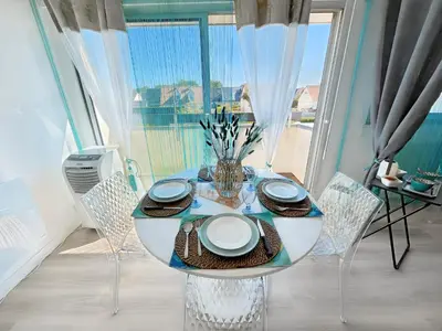 Balcon ou terrasse dans l'établissement La croisette - à 50 mètres de la plage de Juno Beach avec Balcon et Stationnement gratuit