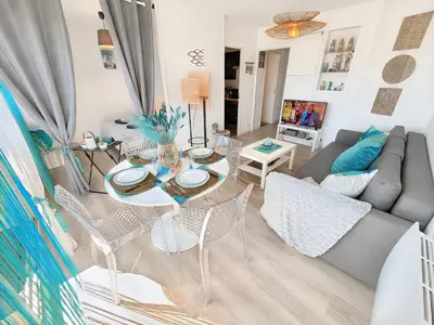 Coin salon dans l'établissement La croisette - à 50 mètres de la plage de Juno Beach avec Balcon et Stationnement gratuit