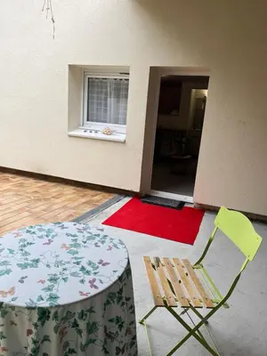 Coin salon dans l'établissement Fabuleux studio à 2 pas du Canal de l'Orne
