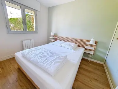 Un ou plusieurs lits dans un hébergement de l'établissement Appartement rez-de-jardin proche mer, 4 couchages - FR-1-746-31