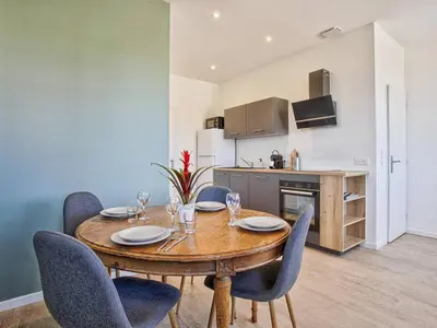 Cuisine ou kitchenette dans l'établissement Appartement lumineux avec 2 balcons à 600m de la plage - FR-1-788-78
