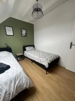 Un ou plusieurs lits dans un hébergement de l'établissement WingFlat Appartement Entier Centre Ville Proche Naval Cité de la mer Quartier Calme