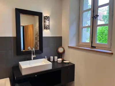 Salle de bains dans l'établissement Au Pavillon du Château - Mer & Plage Juno Beach