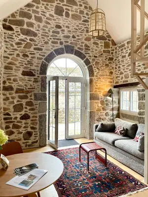 Coin salon dans l'établissement La Charretterie, studio cosy à 800 m de la mer Jardin exceptionnel by Maison Melchior