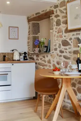 Cuisine ou kitchenette dans l'établissement La Charretterie, studio cosy à 800 m de la mer Jardin exceptionnel by Maison Melchior