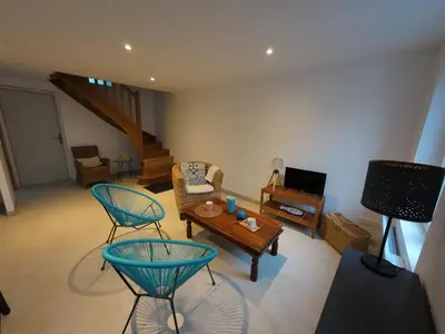 Télévision ou salle de divertissement dans l'établissement la maison bleue