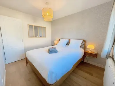 Un ou plusieurs lits dans un hébergement de l'établissement La Maison de Ranville - Entre Caen & la Mer avec jardin et parking gratuit