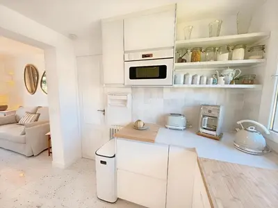 Cuisine ou kitchenette dans l'établissement La Maison de Ranville - Entre Caen & la Mer avec jardin et parking gratuit