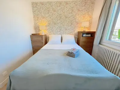 Un ou plusieurs lits dans un hébergement de l'établissement La Maison de Ranville - Entre Caen & la Mer avec jardin et parking gratuit