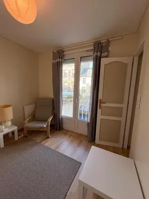 Coin salon dans l'établissement Petite bulle de mer, à quelques pas du rivage