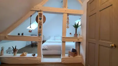 Un ou plusieurs lits dans un hébergement de l'établissement Chambre Mer'veille proche Mont Saint Michel