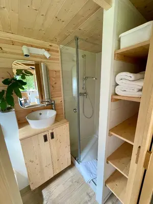 Salle de bains dans l'établissement Le Petit Lodge du Cotentin - Tiny House cosy à 800 m de la mer - by Maison Melchior