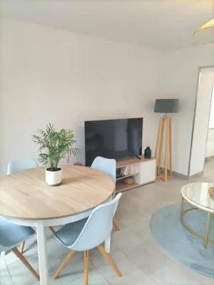 Télévision ou salle de divertissement dans l'établissement Appartement avec cour privée