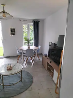 Coin salon dans l'établissement Appartement avec cour privée