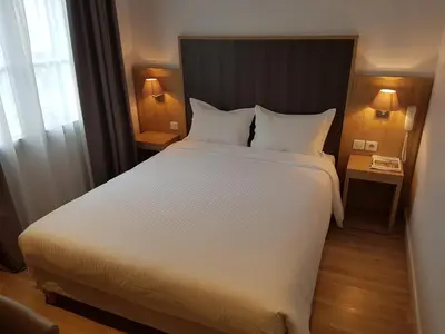 Un ou plusieurs lits dans un hébergement de l'établissement Hôtel Mary's - Caen Centre Gare Sncf