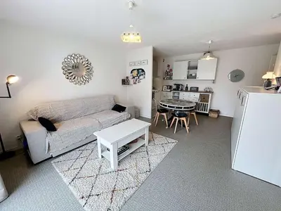 Coin salon dans l'établissement Charmant appart 1 chambre, 4 pers, balcon, parking, wi-fi - FR-1-361-569