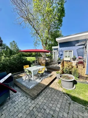 Jardin de l'établissement La Maison Bleue, cottage avec piscine