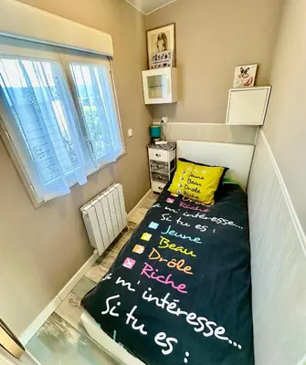 Un ou plusieurs lits dans un hébergement de l'établissement La Maison Bleue, cottage avec piscine