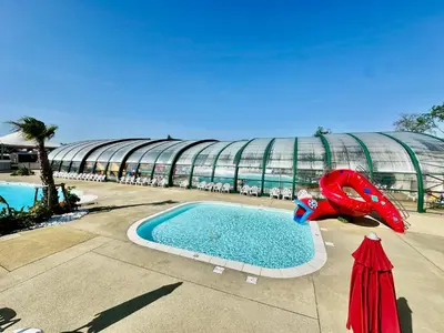 Piscine de l'établissement La Maison Bleue, cottage avec piscine ou située à proximité