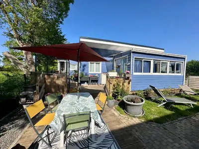 Jardin de l'établissement La Maison Bleue, cottage avec piscine