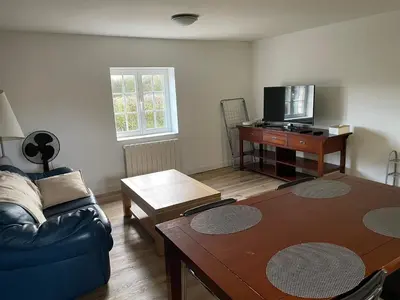 Télévision ou salle de divertissement dans l'établissement Gîte à la campagne