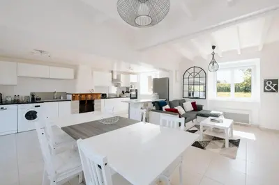 Cuisine ou kitchenette dans l'établissement Maison spacieuse avec jardin - 10 min plage