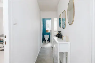 Salle de bains dans l'établissement Maison spacieuse avec jardin - 10 min plage