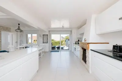 Cuisine ou kitchenette dans l'établissement Maison spacieuse avec jardin - 10 min plage