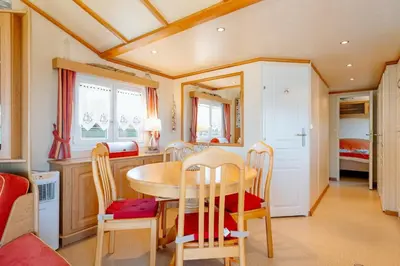 Cuisine ou kitchenette dans l'établissement Mobile Home - 700m de la plage